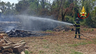 Ostra - Vasto incendio domato dai vigili del fuoco